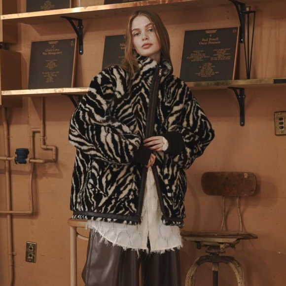 Reversible Oversized Faux Fur Jacket - Picture 2 of 6